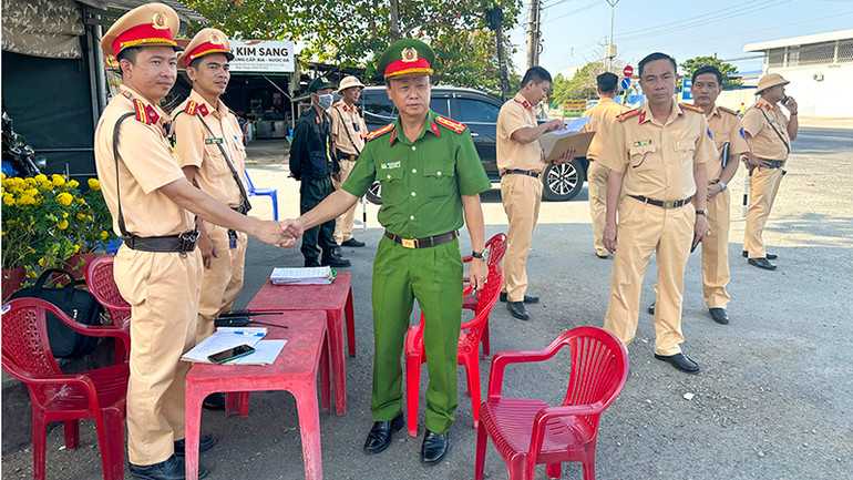 Đại tá Trà Quang Thanh, Phó Giám đốc Công an tỉnh Vĩnh Long cùng lãnh đạo Phòng Cảnh sát giao thông kiểm tra công tác lực lượng chức năng làm nhiệm vụ trên địa bàn vào sáng 14/2