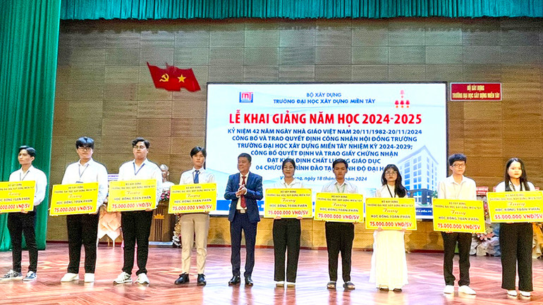 Trao học bổng toàn phần cho sinh viên có thành tích tốt.