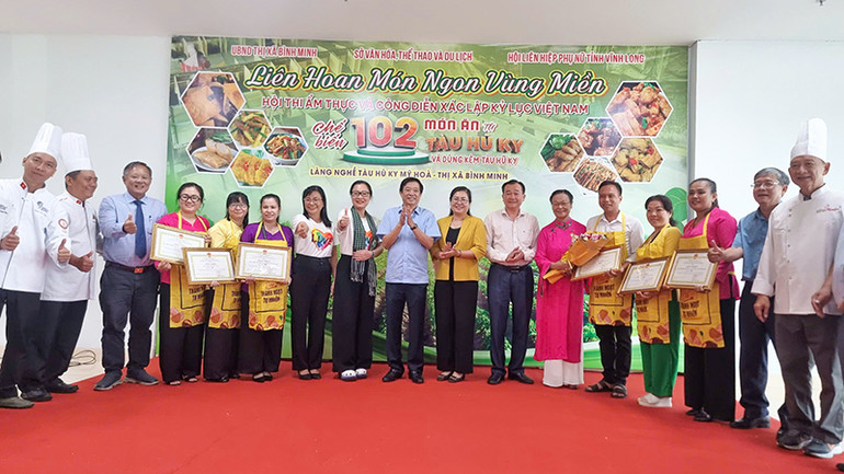 Trao giải cho các đội đạt giải tại hội thi ẩm thực. Trao giải cho các đội đạt giải tại hội thi ẩm thực.