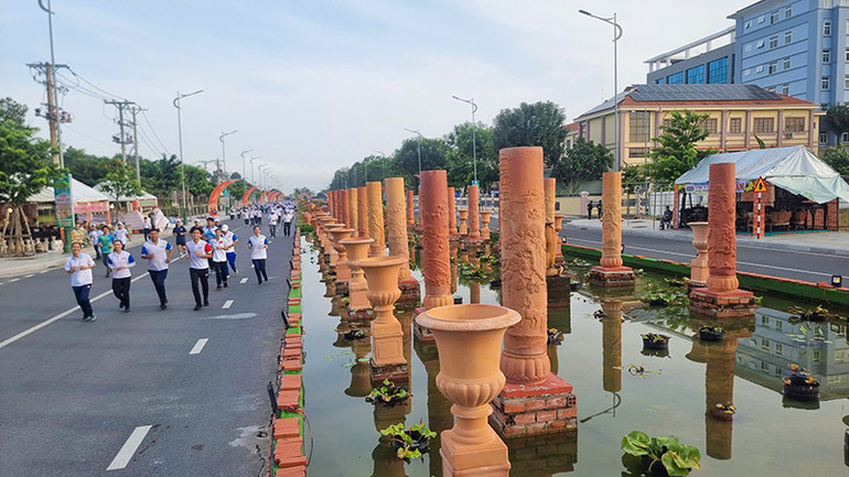 Vận động viên tham gia chạy trên con đường gốm và hoa dài nhất Việt Nam.