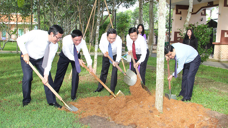 Chủ tịch Quốc hội Trần Thanh Mẫn trồng cây lưu niệm tại Khu lưu niệm Chủ tịch Hội đồng Bộ trưởng Phạm Hùng.