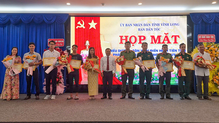 Ban Dân tộc tỉnh tặng giấy khen cho người có uy tín xuất sắc trong các phong trào.