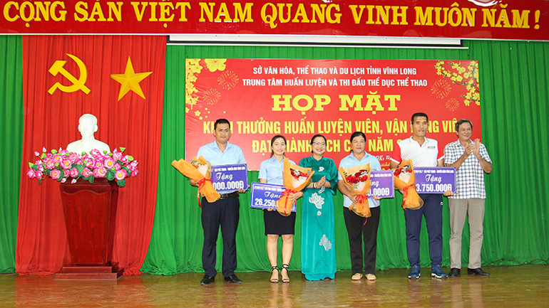 Khen thưởng cho huấn luyện viên đã có thành tích trong tập huấn và bồi dưỡng cho những vận động viên đạt thành tích cao.