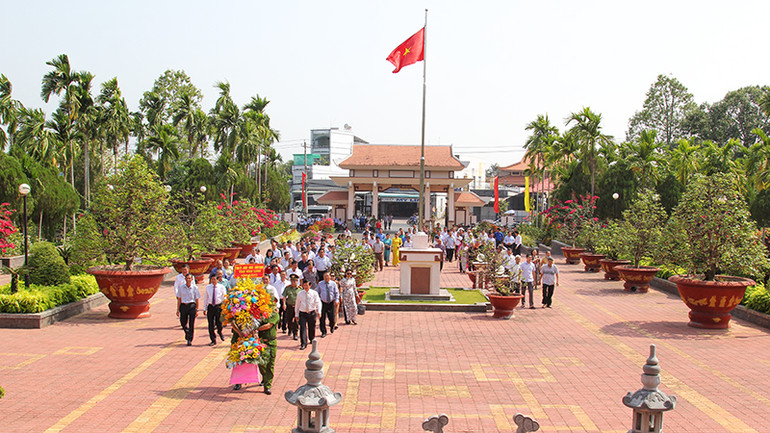 Đoàn lãnh đạo tỉnh Vĩnh Long dâng hoa, dâng hương tại Khu lưu niệm Chủ tịch Hội đồng Bộ trưởng Phạm Hùng ở xã Long Phước, huyện Long Hồ, tỉnh Vĩnh Long sáng 1/3.