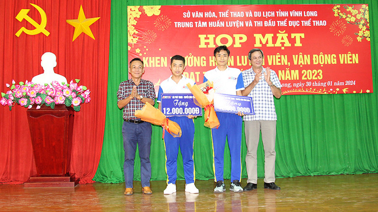 Ban tổ chức trao thưởng cho vận động viên đạt thành tích cao