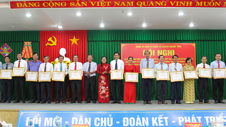 Lãnh đạo Ban Tuyên giáo Tỉnh ủy Vĩnh Long trao khen cho nhiều tập thể được tuyên dương học theo Bác.