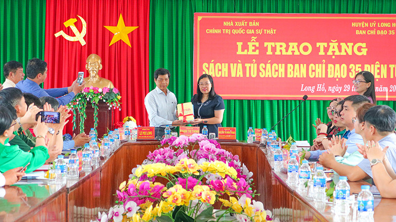 Đoàn công tác của Nhà xuất bản Chính trị quốc gia Sự thật tặng sách và tủ sách Ban chỉ đạo 35 điện tử cho huyện Long Hồ.