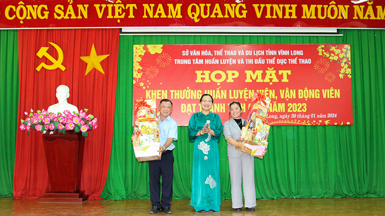 Phó Chủ tịch Ủy ban nhân dân tỉnh Vĩnh Long Nguyễn Thị Quyên Thanh tặng quà cho lãnh đạo Trường Năng khiếu nghệ thuật và thể thao tỉnh Vĩnh Long.