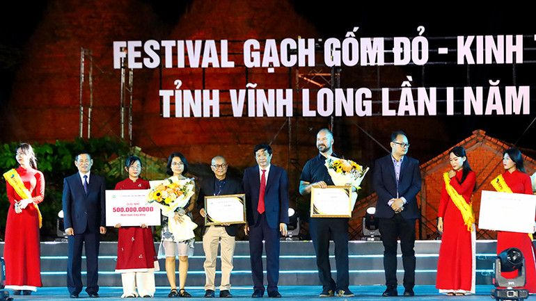 Phó Thủ tướng Hồ Đức Phớc cùng lãnh đạo tỉnh Vĩnh Long trao chứng nhận Ý tưởng kiến trúc Bảo tàng nông nghiệp vùng Đồng bằng sông Cửu Long.