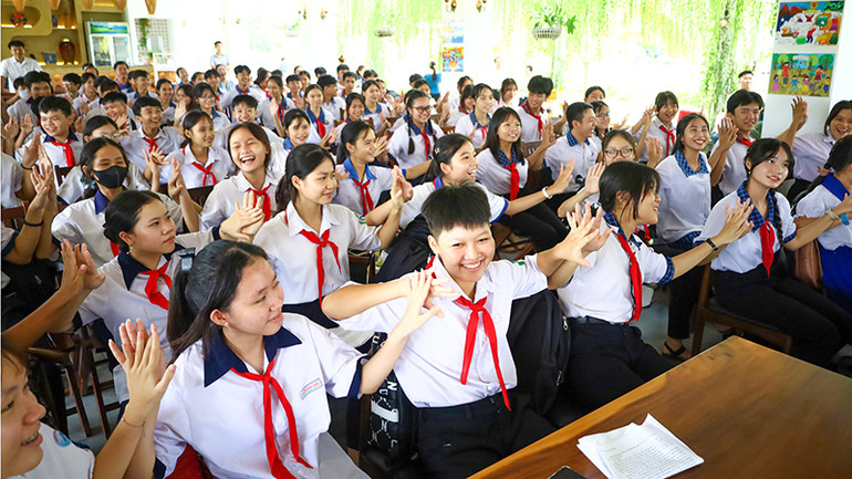 Các em hào hứng tham gia Diễn đàn.