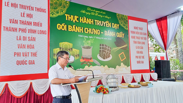 Phó Giám đốc Sở Văn hóa-Thể thao và Du lịch tỉnh Vĩnh Long Nguyễn Xuân Hoanh phát biểu. Phó Giám đốc Sở Văn hóa-Thể thao và Du lịch tỉnh Vĩnh Long Nguyễn Xuân Hoanh phát biểu.