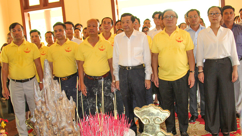 Đoàn dâng hoa, dâng hương tại nhà lưu niệm Thủ tướng Chính phủ Võ Văn Kiệt.