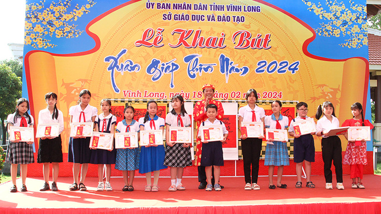 Khen thưởng các em học sinh đạt giải hội thi văn hay chữ đẹp.