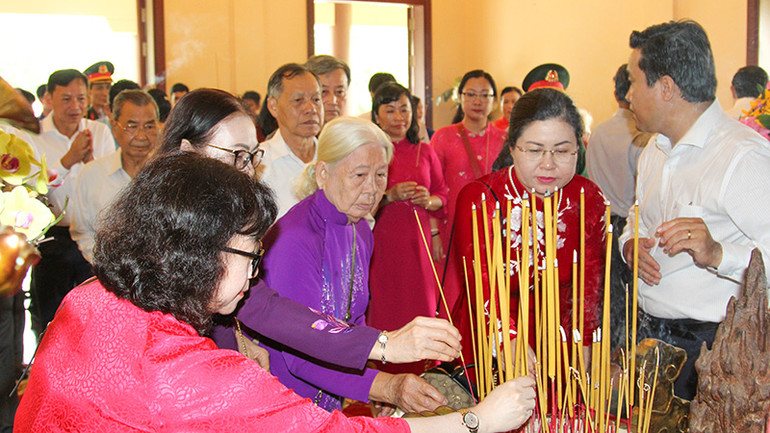 Thắp hương tại Khu tưởng niệm Thủ tướng Chính phủ Võ Văn Kiệt tại huyện Vũng Liêm.