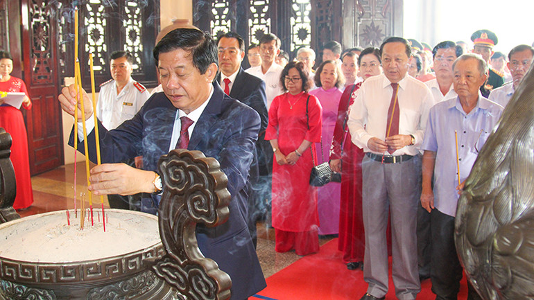 Lãnh đạo tỉnh Vĩnh Long tới thắp hương tại Khu tưởng niệm Chủ tịch Hội đồng Bộ trưởng Phạm Hùng tại huyện Long Hồ.