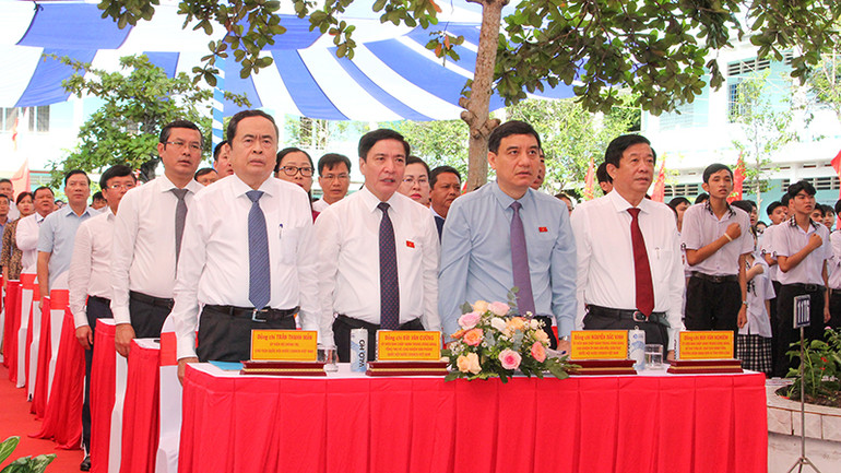 Chủ tịch Quốc hội Trần Thanh Mẫn cùng các đại biểu làm lễ khai giảng năm học mới tại Trường trung học phổ thông Phạm Hùng. Chủ tịch Quốc hội Trần Thanh Mẫn cùng các đại biểu làm lễ khai giảng năm học mới tại Trường trung học phổ thông Phạm Hùng.