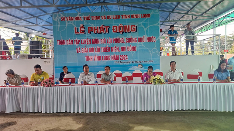 Ban tổ chức Giải bơi lội.