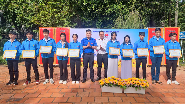 Tuyên dương học sinh "3 rèn luyện".