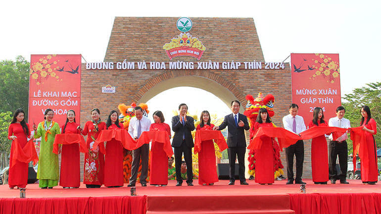 Cắt băng khai mạc đường gốm đỏ và hoa mừng Xuân Giáp Thìn 2024.