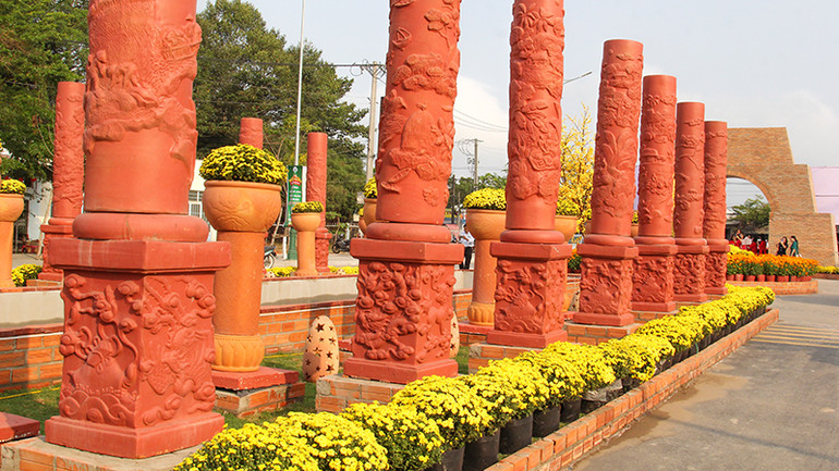 Một tiểu cảnh ở đường gốm đỏ và hoa.