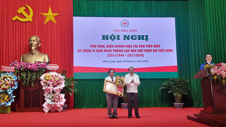 Trao Bằng khen của Thủ tướng Chính phủ cho ông Mai Hữu Ánh.