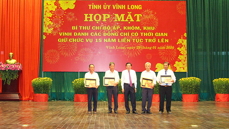 Tặng Bằng khen cho các Bí thư chi bộ ấp, khóm, khu hoàn thành xuất sắc nhiệm vụ 5 năm liền.