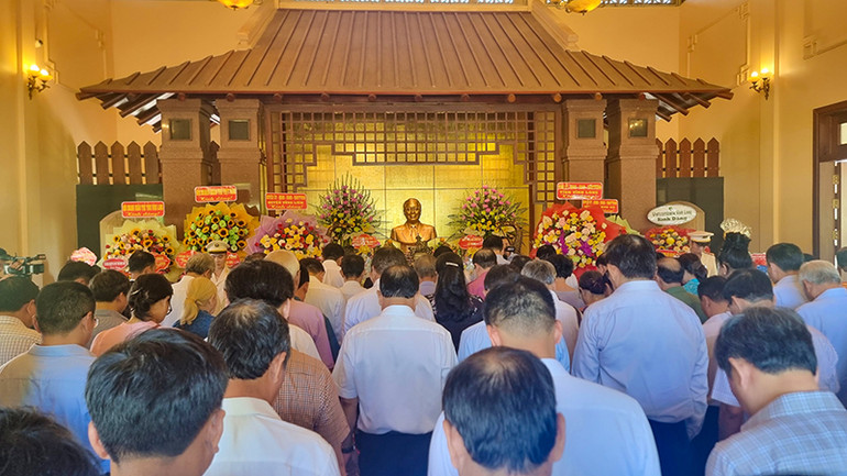 Đại biểu dâng hương kỷ niệm 16 năm ngày mất Thủ tướng Chính phủ Võ Văn Kiệt.