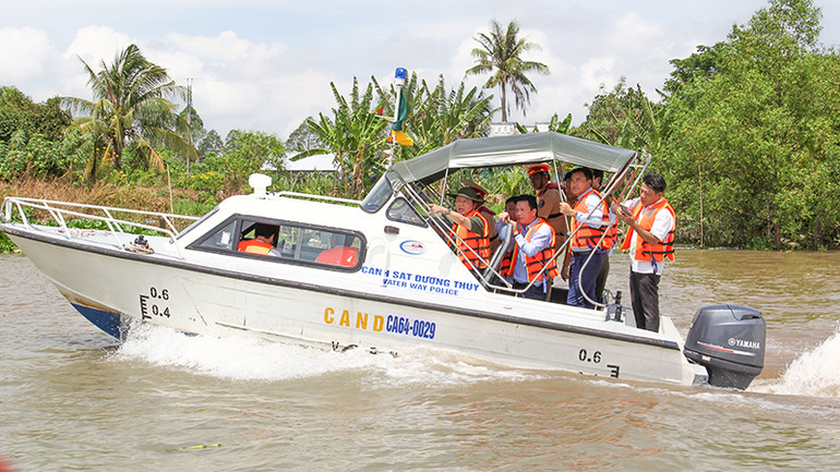Phó Thủ tướng Trần Hồng Hà cùng đoàn công tác khảo sát mỏ cát tại huyện Trà Ôn.