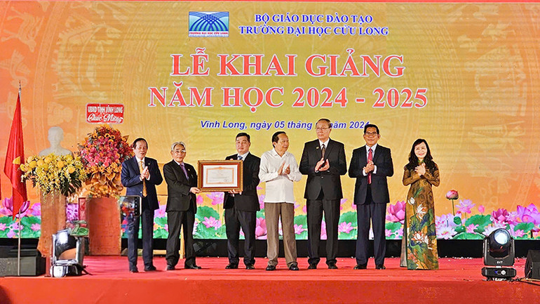 Trường đại học Cửu Long vinh dự đón nhận Bằng khen của Thủ tướng Chính phủ.