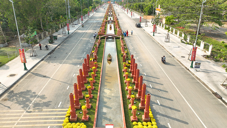 Đường gốm đỏ và hoa nhìn từ trên cao.