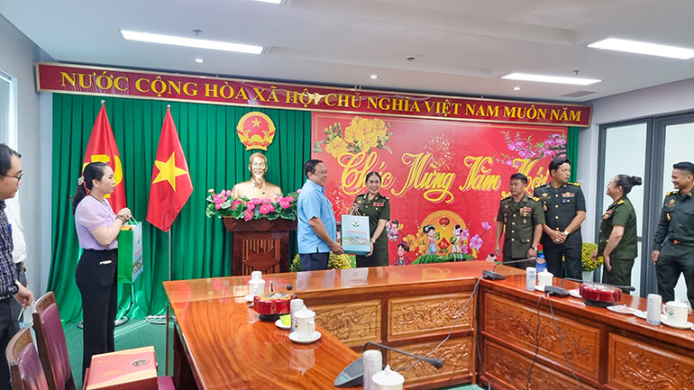 Lãnh đạo tỉnh Vĩnh Long trao quà cho các thành viên trong đoàn của Campuchia.