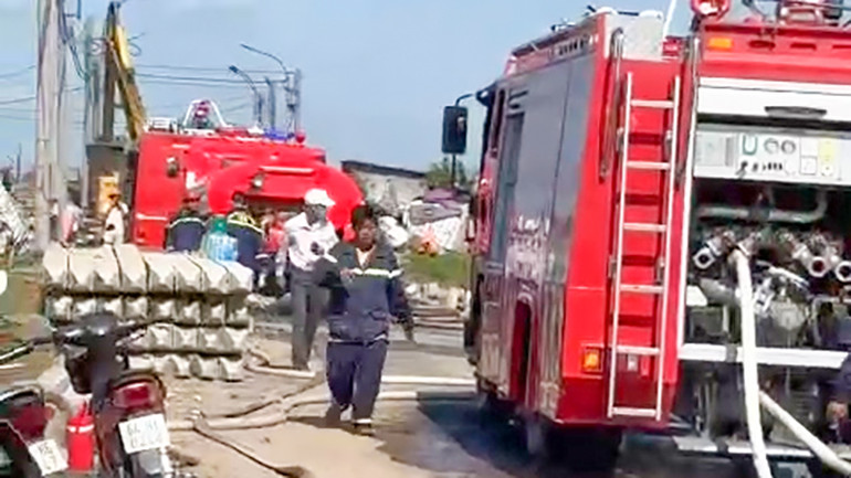 Nhiều xe chữa cháy ứng phó kịp thời.