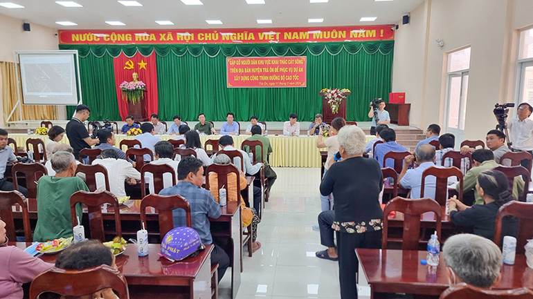 Người dân phát biểu ý kiến với đoàn công tác.