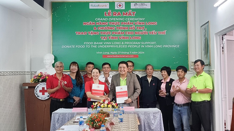 Lễ ký kết chương trình hợp tác cung ứng cho Ngân hàng thực phẩm Vĩnh Long. Lễ ký kết chương trình hợp tác cung ứng cho Ngân hàng thực phẩm Vĩnh Long.