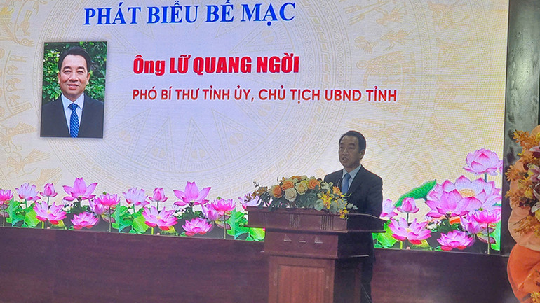 Chủ tịch Ủy ban nhân dân tỉnh Vĩnh Long Lữ Quang Ngời phát biểu tại hội nghị.