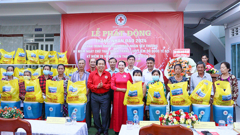 Trao tặng quà cho gia đình khó khăn.