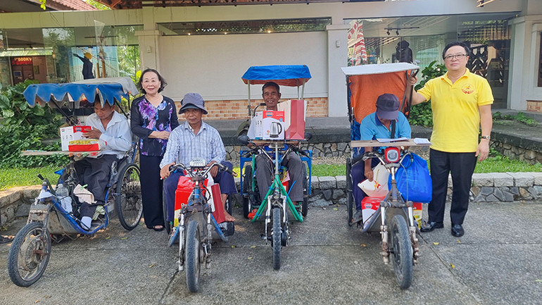 Trao quà cho gia đình khó khăn.