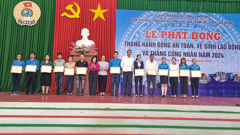 Trao Bằng khen cho các tập thể có thành tích xuất sắc tiêu biểu trong phong trào thi đua “Xanh-Sạch-Đẹp.
