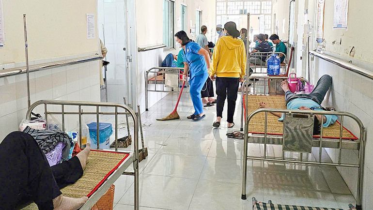 Công nhân nhập viện sau bữa cơm công nhân.