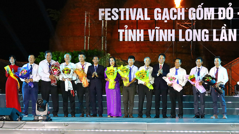 Lãnh đạo tỉnh Vĩnh Long tôn vinh những người làm gạch gốm tỉnh Vĩnh Long.