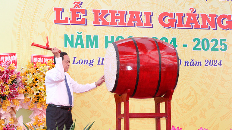 Chủ tịch Quốc hội Trần Thanh Mẫn đánh trống khai giảng năm học mới. Chủ tịch Quốc hội Trần Thanh Mẫn đánh trống khai giảng năm học mới.