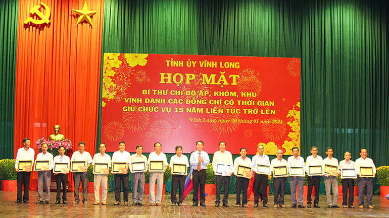 Chủ tịch Ủy ban nhân dân tỉnh Vĩnh Long Lữ Quang Ngời trao bảng vinh danh cho Bí thư chi bộ ấp, khóm, khu.