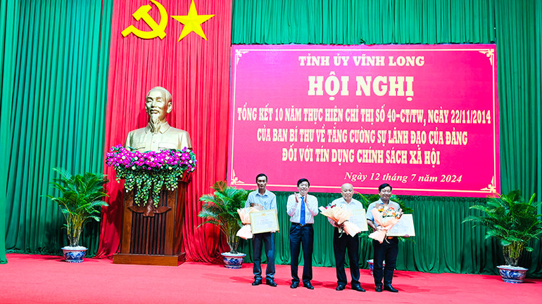 Bí thư Tỉnh ủy Vĩnh Long Bùi Văn Nghiêm trao Bằng khen cho những tập thể có thành tích xuất sắc trong thực hiện Chỉ thị 40-CT/TW của Ban Bí thư. Bí thư Tỉnh ủy Vĩnh Long Bùi Văn Nghiêm trao Bằng khen cho những tập thể có thành tích xuất sắc trong thực hiện Chỉ thị 40-CT/TW của Ban Bí thư.