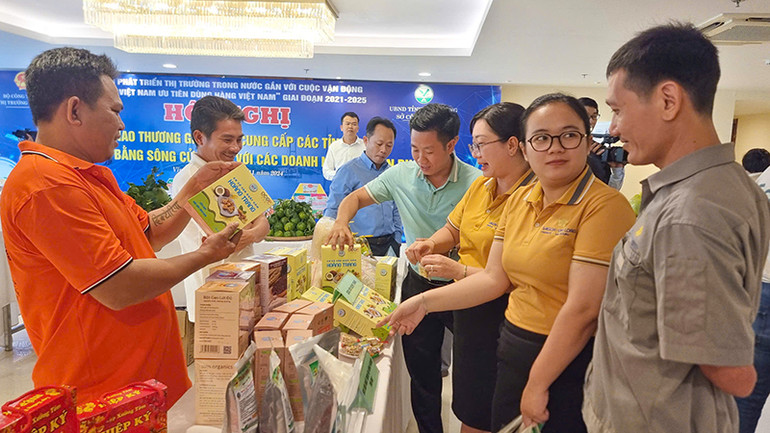 Các doanh nghiệp, hợp tác xã trưng bày sản phẩm.