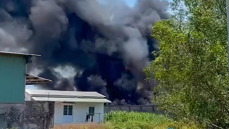 Đám cháy gây ra ngọn khói cao. Ảnh: Công an cung cấp