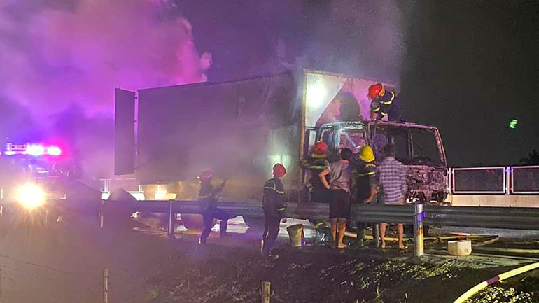 Lực lượng phòng cháy, chữa cháy Công an Vĩnh Long tích cực dập lửa xe tải bốc cháy trong đêm.