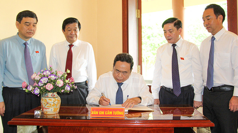 Chủ tịch Quốc hội Trần Thanh Mẫn ghi sổ lưu niệm tại Khu lưu niệm Thủ tướng Chính phủ Võ Văn Kiệt.