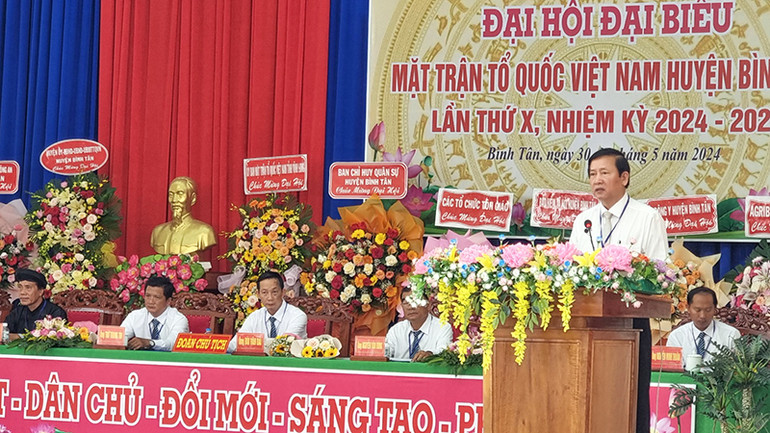 Chủ tịch Ủy ban Mặt trận Tổ quốc Việt Nam tỉnh Vĩnh Long Hồ Văn Huân phát biểu tại Đại hội.