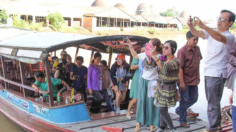 Du khách tham quan Di sản đương đại Mang Thít.