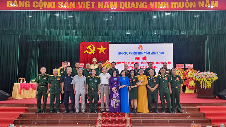 Đại biểu chụp hình lưu niệm tại đại hội.